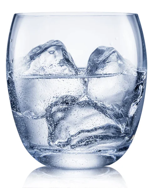 Sklenice Vodky Nebo Gin Chlazený Alkoholický Nápoj Ledovými Kostkami Izolovanými — Stock fotografie