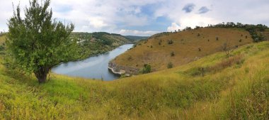 Dniester Nehri 'nin kıyısında. Güzel doğa manzarası. Ukrayna 'yı geziyorum. Podilski Tovtry.