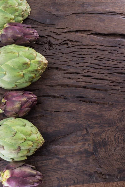 Flor Alcachofa Verde Púrpura Brotes Comestibles Sobre Fondo Madera —  Fotos de Stock