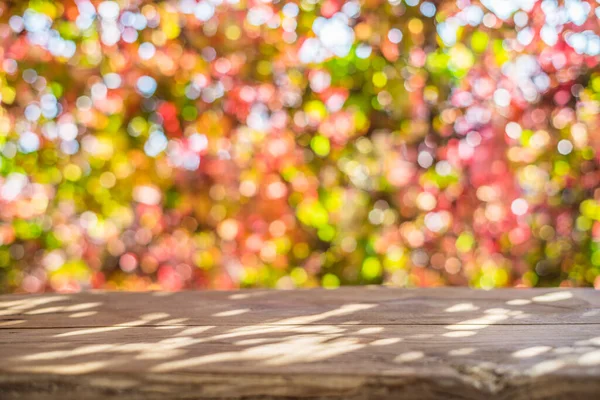 Fundo Outono Com Uma Mesa Madeira Belo Bokeh Ensolarado — Fotografia de Stock