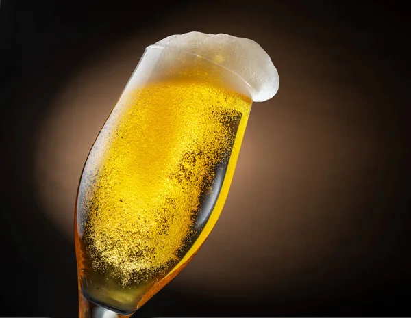 濃い茶色の背景にビールのガラス ビールグラスの中には泡や泡がたくさんあります — ストック写真