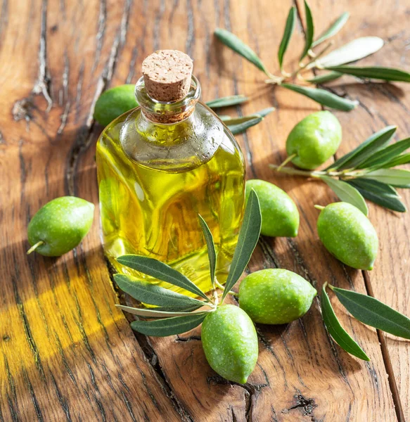 Groene Natuurlijke Olijven Met Fles Olijfolie Een Vintage Oude Houten — Stockfoto