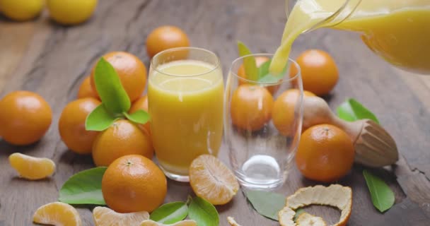Tangerine Fresh Hälls Ett Glas Från Karaff Runt Omkring Mogna — Stockvideo