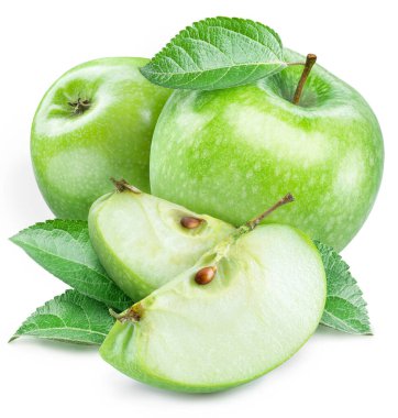 Beyaz arkaplanda yeşil elma yaprakları ve elma dilimleri var. Kesme yolu.