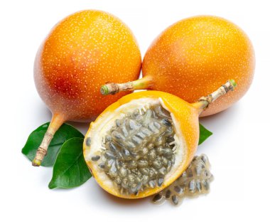 Yaprakları ve tutkulu meyveleri olan Granadilla, beyaz arka planda yarı izole.. 