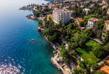 Lovran köyünün ve Hırvatistan 'daki deniz kıyısının güzel panoramik manzarası. İHA 'da çekilen en iyi görüntü fotoğrafı.