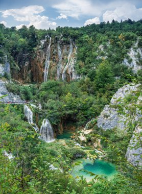 Plitvice Lakes Ulusal Parkı, Hırvatistan ve UNESCO 'nun Dünya Mirası' ndaki en eski ve en büyük ulusal parklardan biri. Panoramik manzara. Avrupa 'yı gezmek.