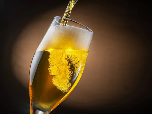 Jet Beer Hälls Ett Ölglas Orsakar Hel Del Bubblor Och — Stockfoto