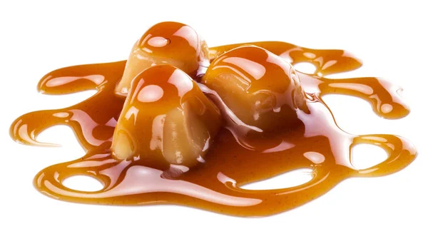 Cukierki Karmelowe Pokryte Topionym Karmelem Cukrowym Izolowanym Białym Tle — Zdjęcie stockowe