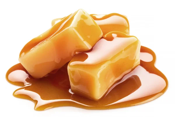 Cukierki Karmelowe Pokryte Topionym Karmelem Cukrowym Izolowanym Białym Tle — Zdjęcie stockowe