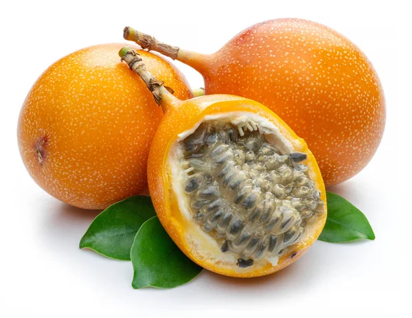 Granadilla Con Hojas Fruta Pasión Medio Aislada Sobre Fondo Blanco —  Fotos de Stock