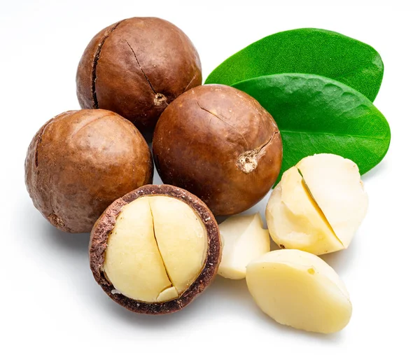 Nueces Macadamia Con Macadamia Pelada Hojas Aisladas Sobre Fondo Blanco —  Fotos de Stock