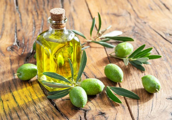 Aceitunas Naturales Verdes Con Botella Aceite Oliva Sobre Una Antigua —  Fotos de Stock