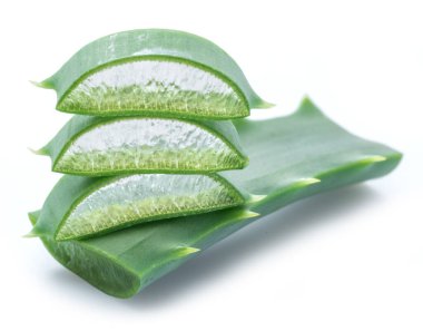 Aloe Vera 'nın beyaz arka planda taze dilimleri var. Makro.