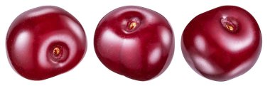 Beyaz arka planda üç olgun kiraz seti. Dosya kırpma yolları içeriyor.
