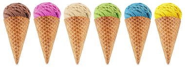 Beyaz arka planda waffle külahlı çeşitli renkli dondurmalar. Manzarayı aç. Dosya her öge için kırpma yolu içeriyor.