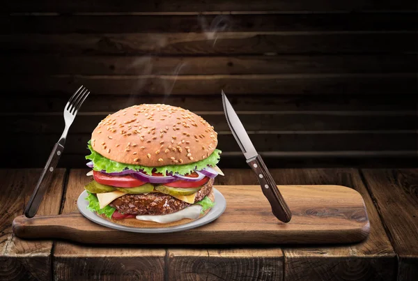 Εννοιολογική Φωτογραφία Του Τυπικού Επιθυμητού Νόστιμο Ζεστό Σπιτικό Burger Cheeseburger — Φωτογραφία Αρχείου