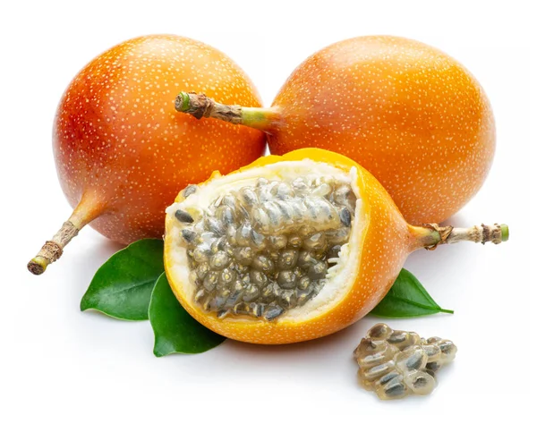 Granadilla Med Blad Och Passionsfrukt Halv Isolerad Vit Bakgrund — Stockfoto