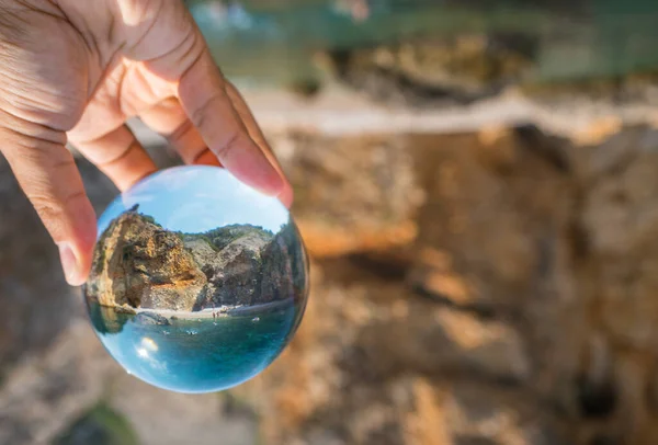 Bola Cristal Mão Dos Homens Vista Original Cabeça Para Baixo — Fotografia de Stock