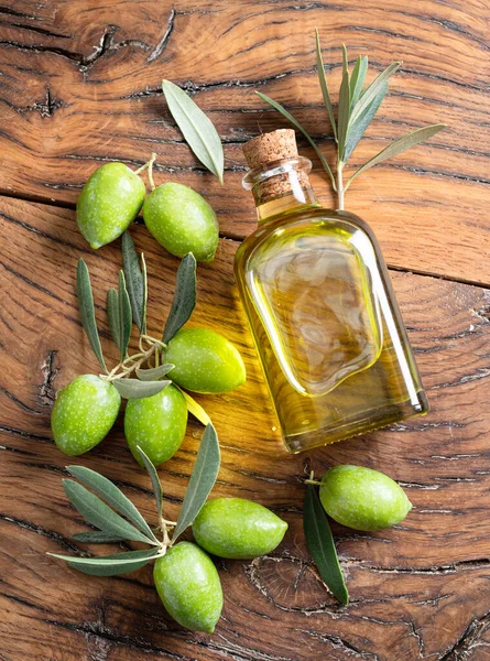 Aceitunas Naturales Verdes Con Botella Aceite Oliva Sobre Una Antigua —  Fotos de Stock