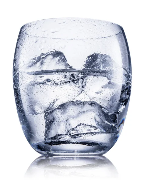 ウォッカやジンのガラス 冷たいアルコール飲料 白の背景に隔離された氷のキューブと クリッピングパス — ストック写真