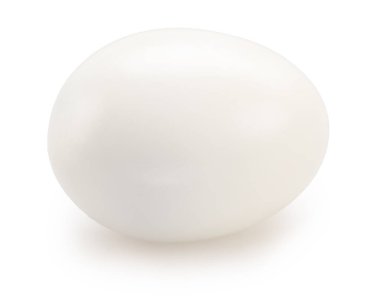 Beyaz arka planda mükemmel soyulmuş haşlanmış tavuk yumurtası. Dosya kırpma yolu içeriyor.