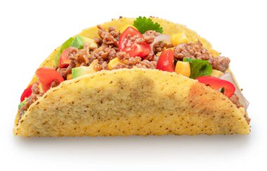 Meksika usulü taco ya da sığır etli tortilla beyaz arka planda izole edilmiş. Dosya kırpma yolu içeriyor.