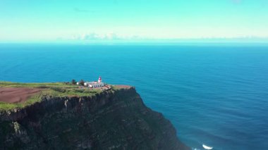 Muhteşem sahil manzarası, sonsuz okyanus ve Madeira Adası 'ndaki Ponta de Pargo yakınlarındaki deniz feneri.. 