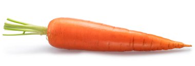 Beyaz arka planda izole edilmiş taze olgun bir havuç. Dosya kırpma yolu içeriyor.