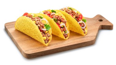 Meksika usulü taco ya da tahta servis tahtasına doldurulmuş sığır etli tortilla. Dosya kırpma yolu içeriyor.