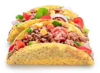 Meksika usulü taco ya da sığır etli tortilla beyaz arka planda izole edilmiş. Dosya kırpma yolu içeriyor.