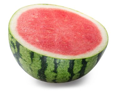 Yuvarlak çizgili karpuz, beyaz arka planda izole edilmiş tohumlar olmadan ikiye bölünmüş. Kesme yolu.