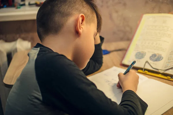 Jonge Jongen Zitten Aan Tafel Zijn School Huiswerk — Stockfoto