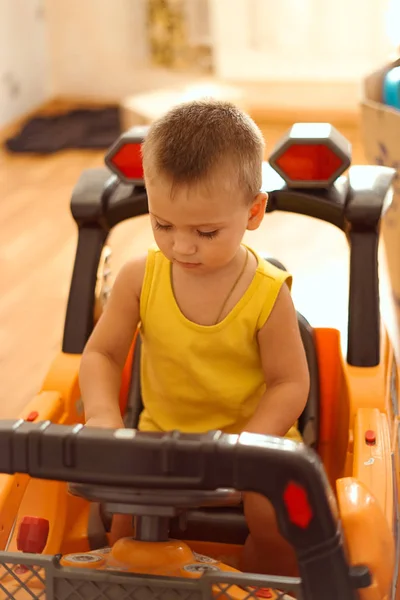 Niño Juega Casa — Foto de Stock