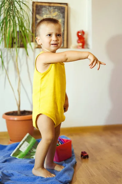 Ett Barn Spelar Hemma — Stockfoto