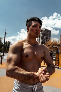 Adam şişirilmiş bir Kafkas sporcusu. Sokaklarda spor yapıyor.