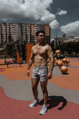 Adam şişirilmiş bir Kafkas sporcusu. Sokaklarda spor yapıyor.