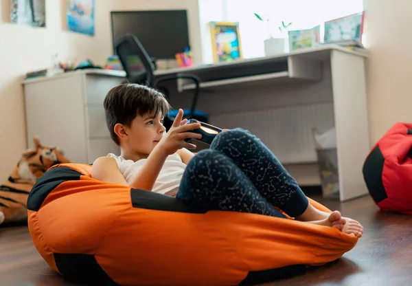 Chico Emocional Jugando Videojuegos Casa Cuarentena Entretenimiento Casa — Foto de Stock