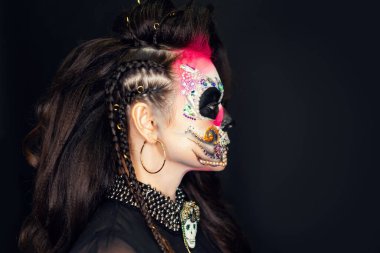 Şapkalı şeker kafatası kızı, stüdyo fotoğrafı.