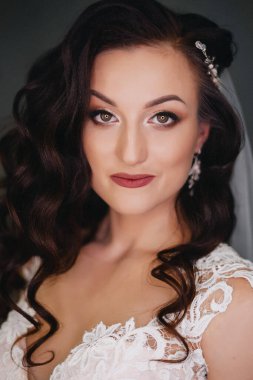 Koyu arkaplanda güzel gelinin portresi