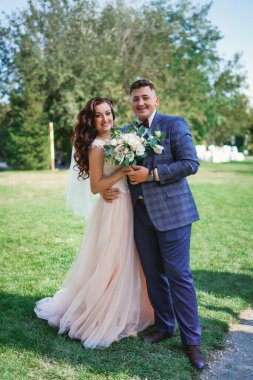 Düğün gününde gelin ve damat bahar doğasında dışarıda yürüyor. Gelin çifti, Yeşil Park 'ta kucaklaşan mutlu yeni evli kadın ve erkek. Dışarıda sevgili bir çift var. Gelin ve damat