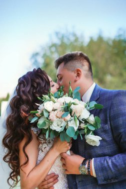 Düğün gününde gelin ve damat bahar doğasında dışarıda yürüyor. Gelin çifti, Yeşil Park 'ta kucaklaşan mutlu yeni evli kadın ve erkek. Dışarıda sevgili bir çift var. Gelin ve damat