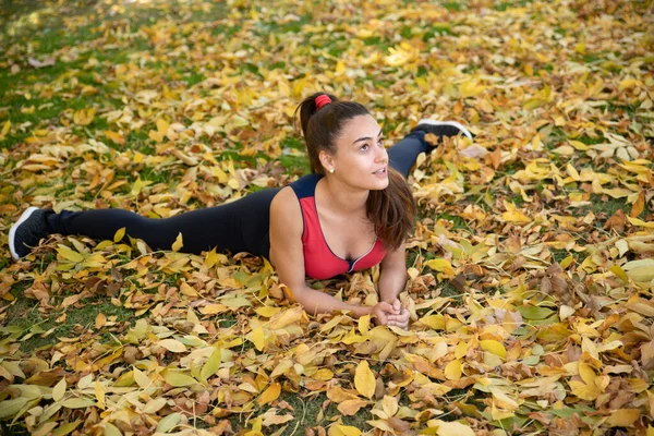 Dziewczyna Leżąca Trawie Parku — Zdjęcie stockowe