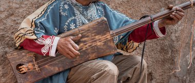 Fas 'tan, gşemsiye ya da guembri' den gitar çalan Faslı müzisyen.
