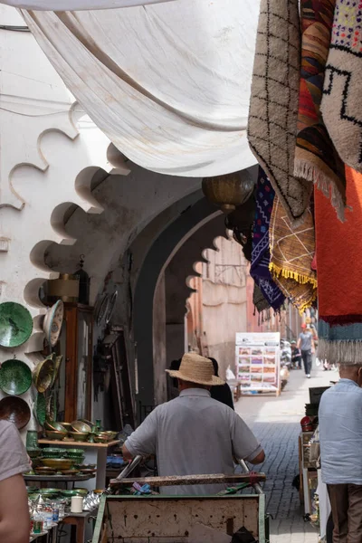 Membawa Dengan Maroko Troli Dengan Topi Jerami — Stok Foto