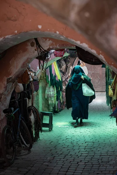 Müslüman Bir Kadın Dükkanlarla Koridorda Yürüyor — Stok fotoğraf