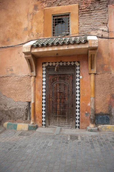 Staré Vyřezávané Dřevěné Dveře Ozdobnými Knoflíky Marrakech Maroko — Stock fotografie