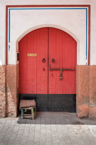 Vecchia Porta Legno Rosso Nero Con Arco Marrakech Marocco — Foto Stock