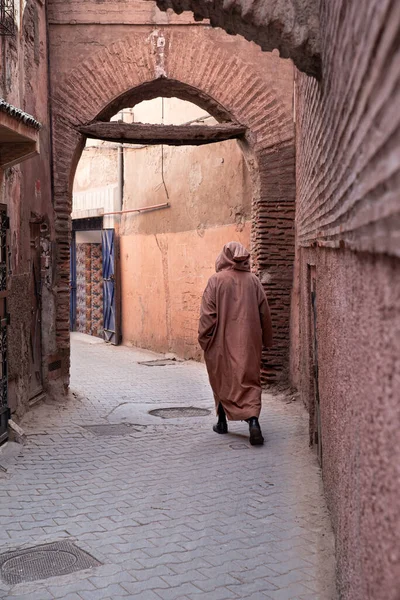 Muslim Man Djellaba Kufi Strolling Alley — Stock Photo, Image