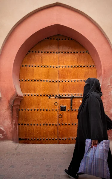 Faslı Kadın Geziniyor Arka Planda Eski Ahşap Kapı Marakeş — Stok fotoğraf